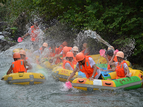 緩流區潑水嬉戲 緩流區潑水嬉戲