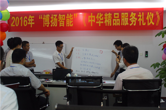 圖為金鷹隊在展示自己隊名、口號、隊歌、隊旗。 圖為金鷹隊在展示自己隊名、口號、隊歌、隊旗。